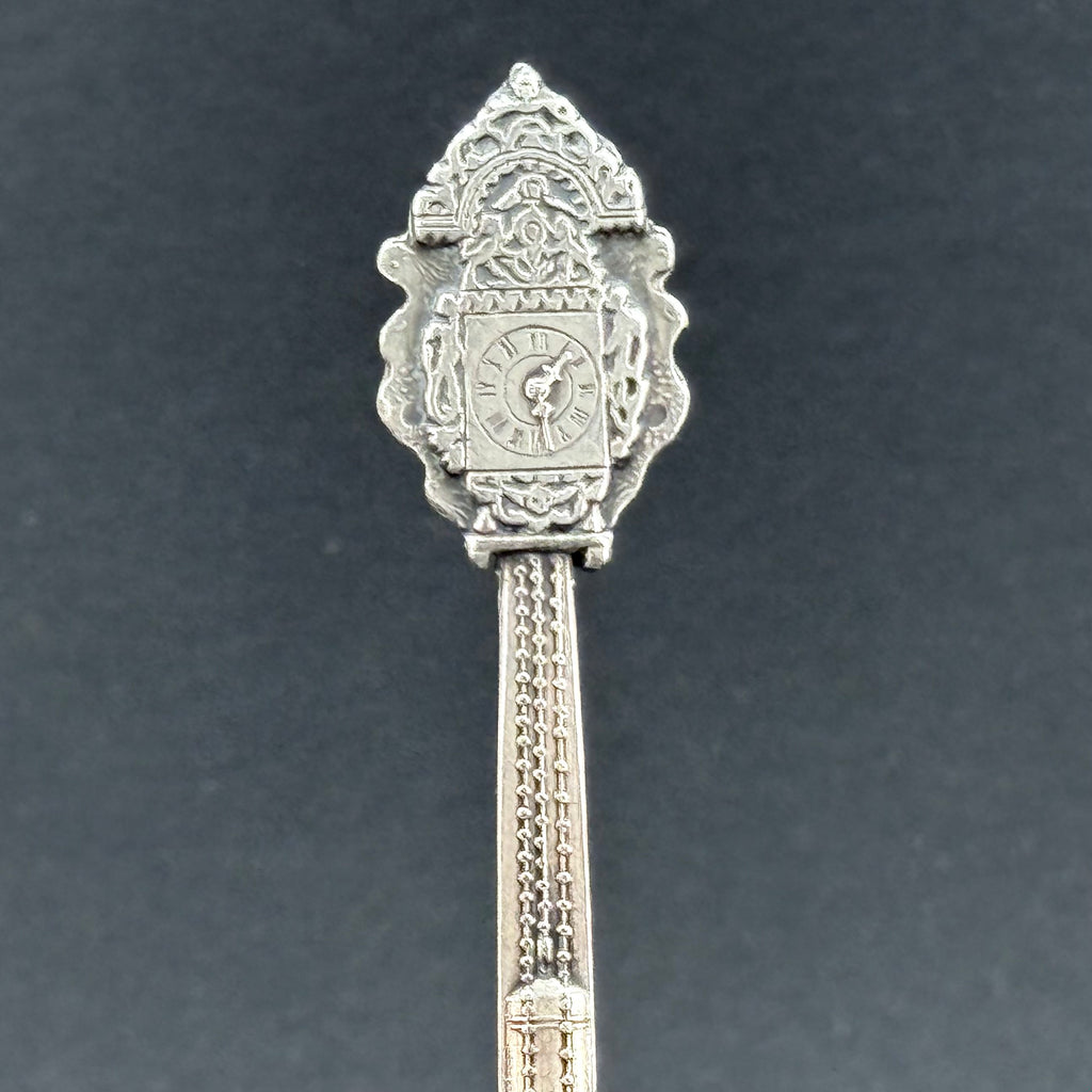 Detail van het klokmotief met Romeinse cijfers