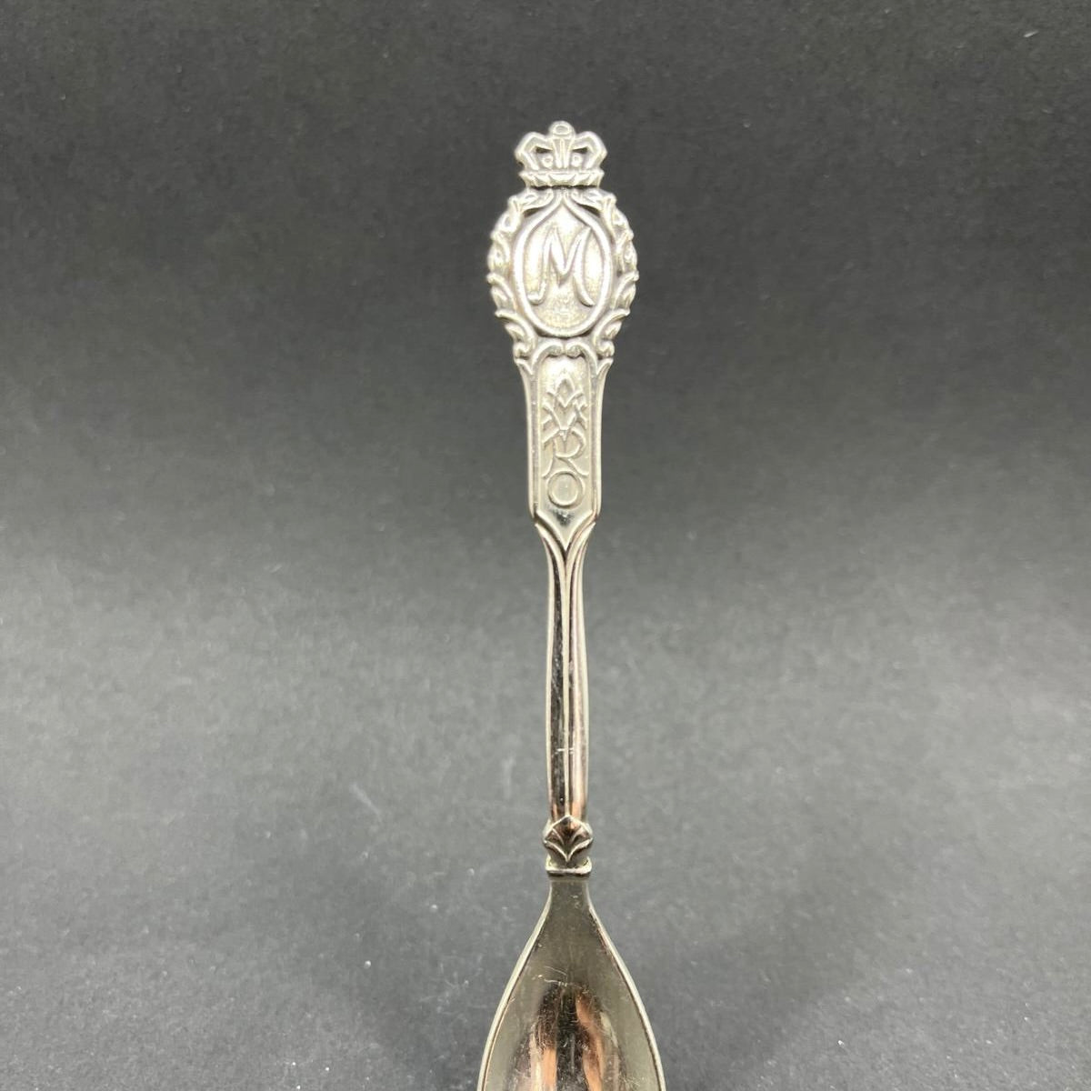 Letter M met een kroontje